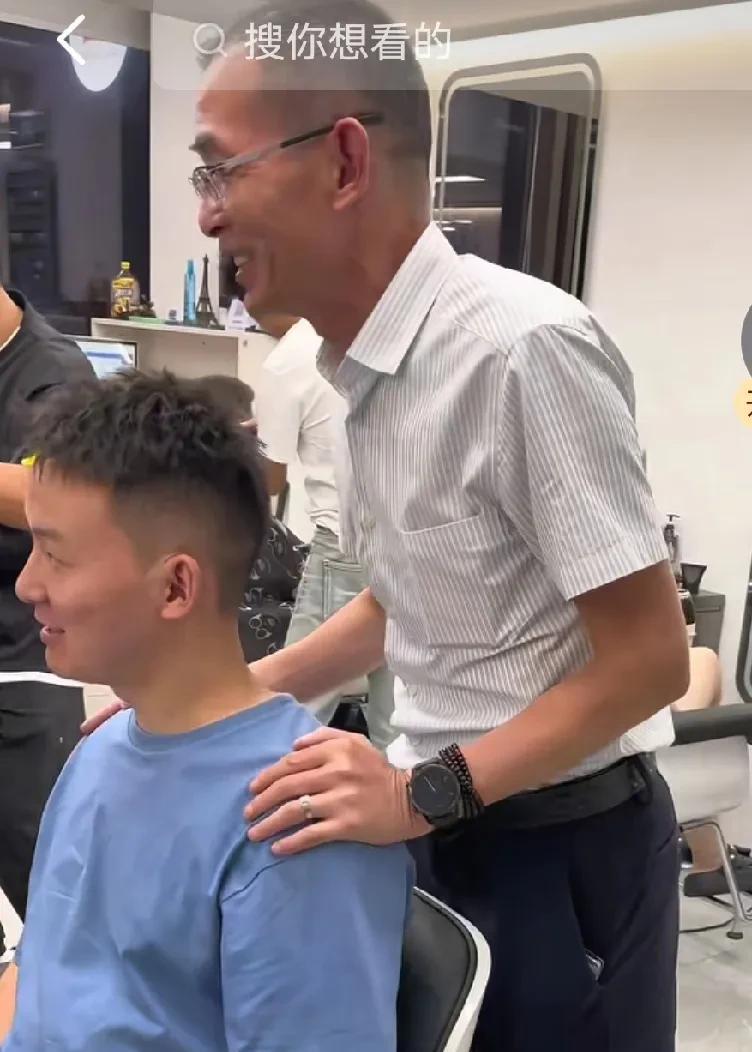 谢岳这显摆的，这傲娇的，没法说。
谢浩男回家，把谢岳高兴的又是给儿子买衣服又是领