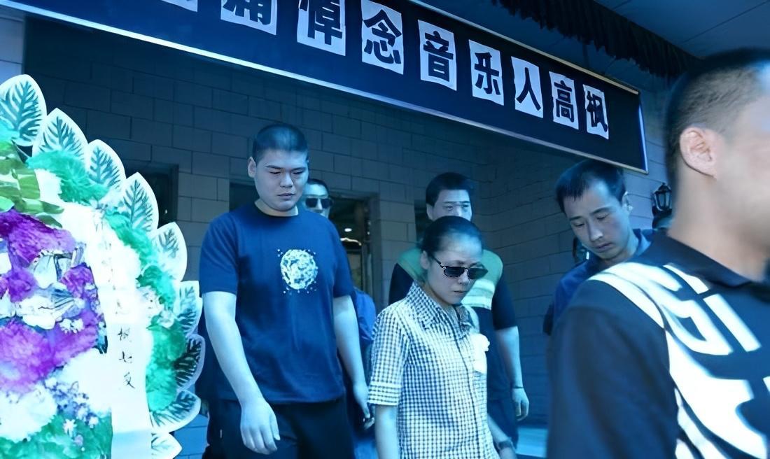 #老照片#
这是当今著名歌星田震，2002年9月，在参加音乐人高枫的追悼会上，所