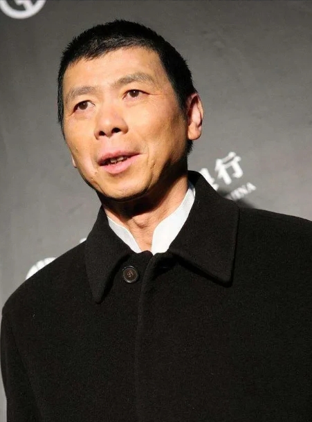 1992年，冯小刚的女儿唇腭裂，急需钱做手术，他打电话给冯巩：“哥，能不能借我5