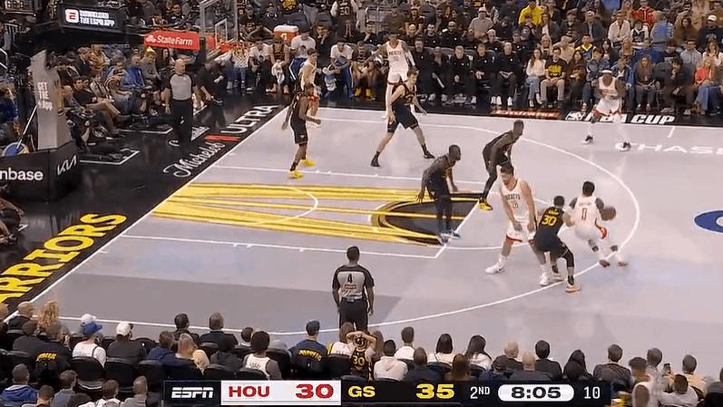 霍勒迪突到罚球线强起抛投，遭库里追身大帽拒绝