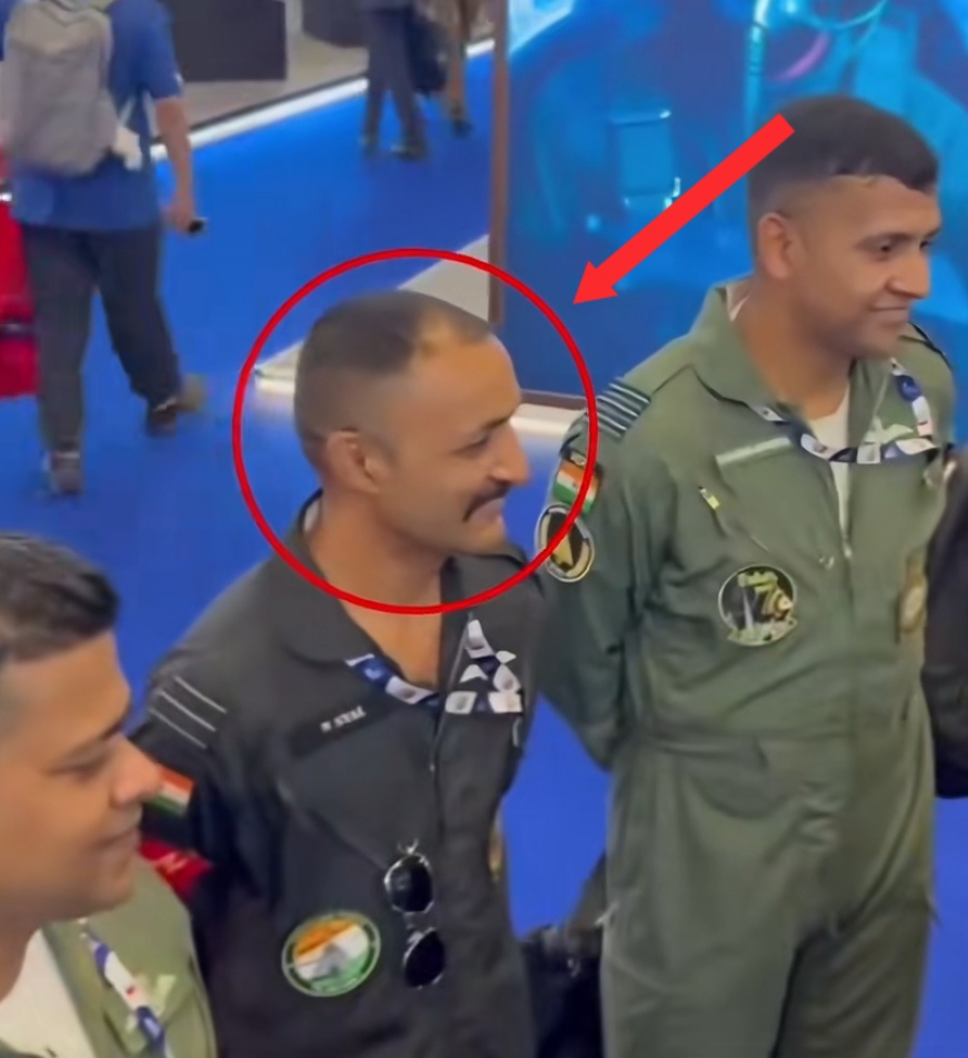 驾驶光辉战斗机在迪拜上空表演的，就是这位留着八字须的印度空军中校飞行员，而摔掉光