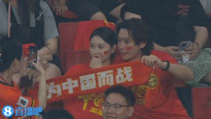 国足中场休息现滑稽一幕！国足世预赛中场休息时，现场镜头对准了一对情侣，当时男主试