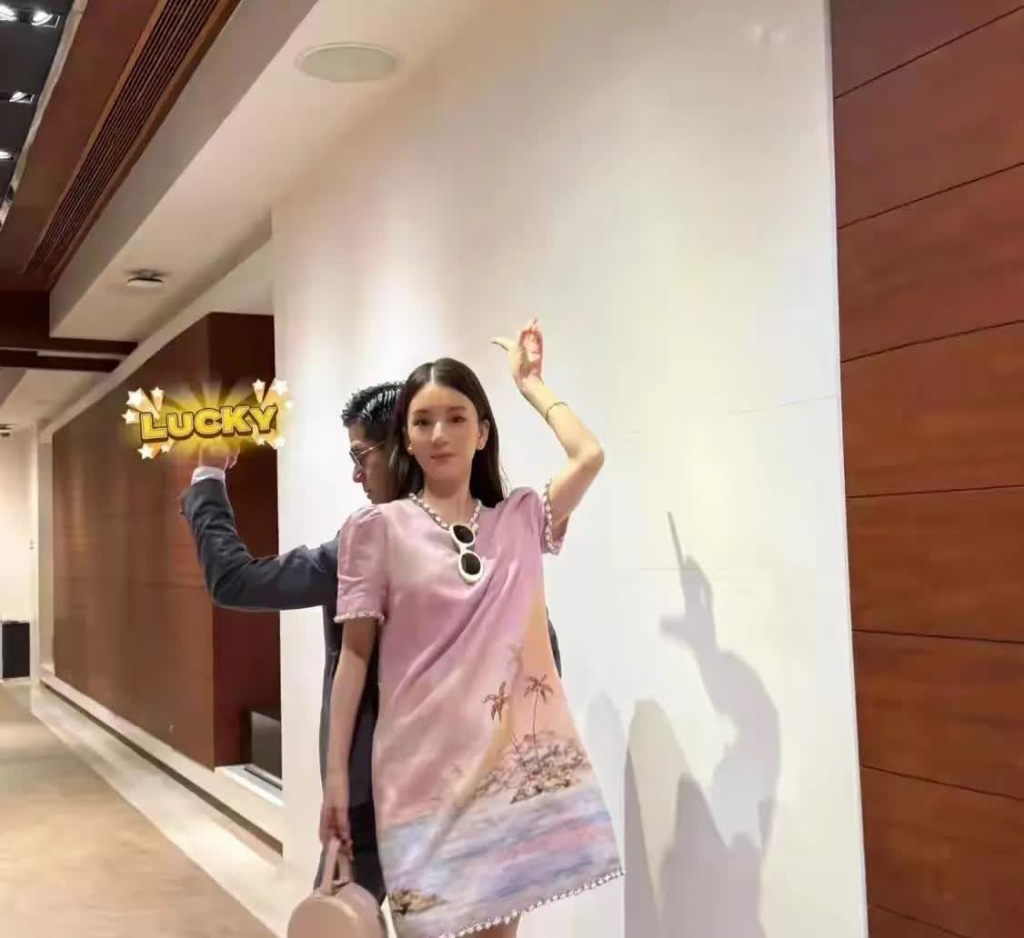 方媛这图修的，生怕别人不知道郭富城矮吗？[笑哭]
拉开自己的腿，不管老公的腿。
