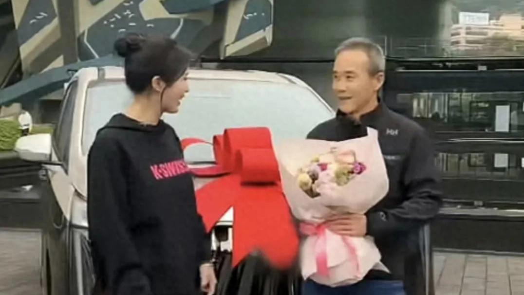 破圈！王石73岁生日收超跑大礼 小30岁妻子田朴珺高调示爱