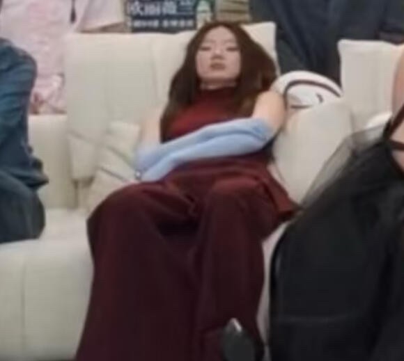 抽象下是她震耳欲聋的呐喊…

《歌手》对听众来说这只是每周一回的乐子，对单依