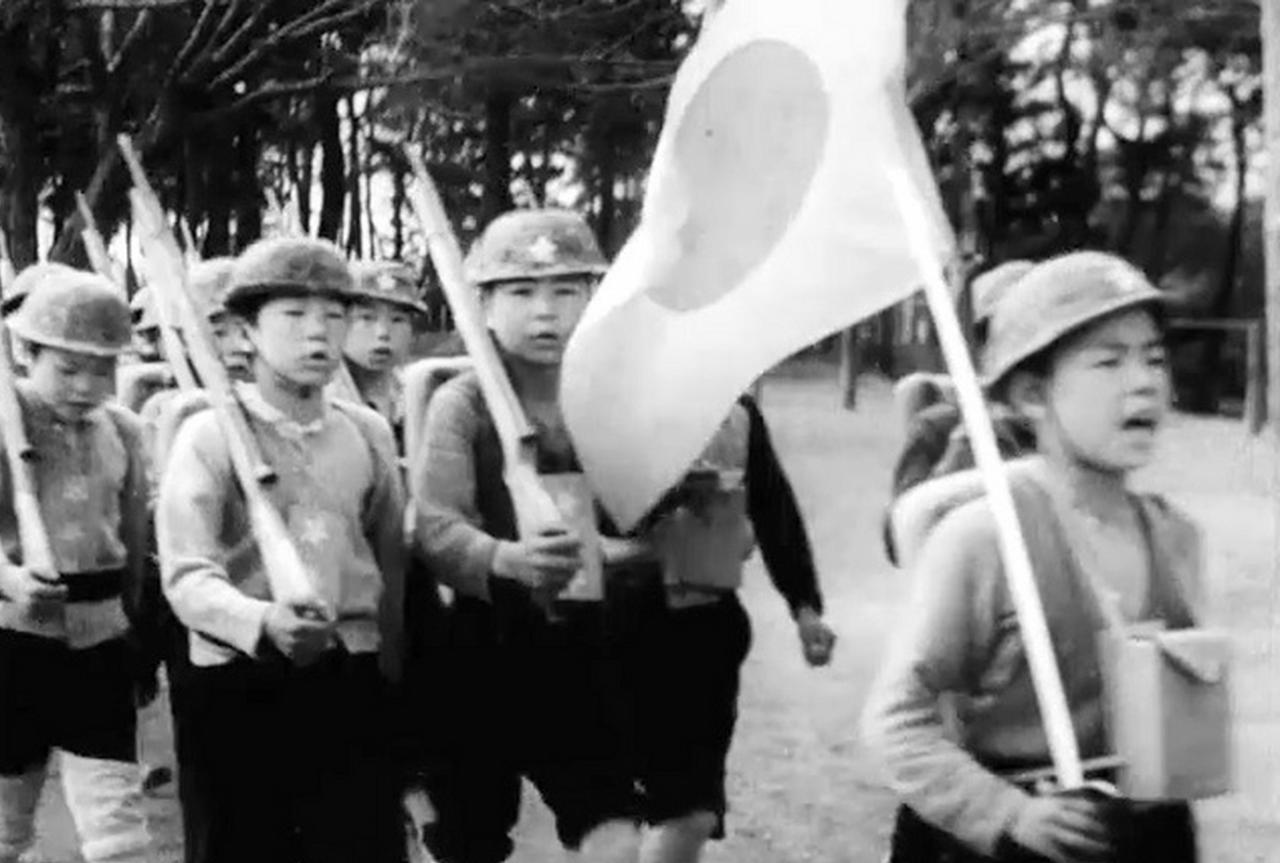 小学校里，学生的动作不到位，或是体力不济，老师便掌嘴、脚踢、教鞭抽。带伤的学生回