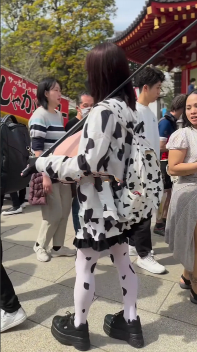 这位cosplayer打扮的角色难道是一只奶牛？