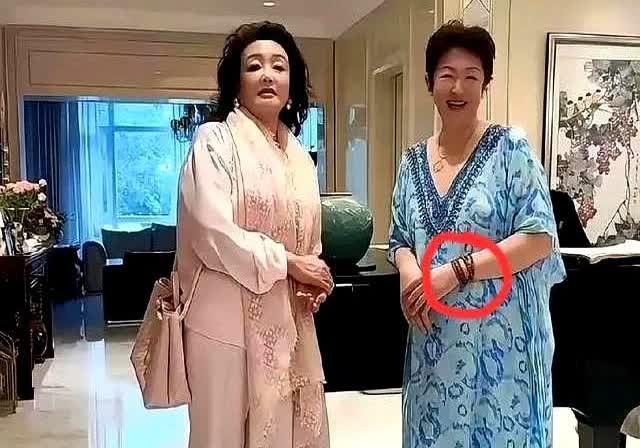张兰这次操作，真叫人惊掉下巴！
端午节那天，从国外回北京，既没回自己家，也没去