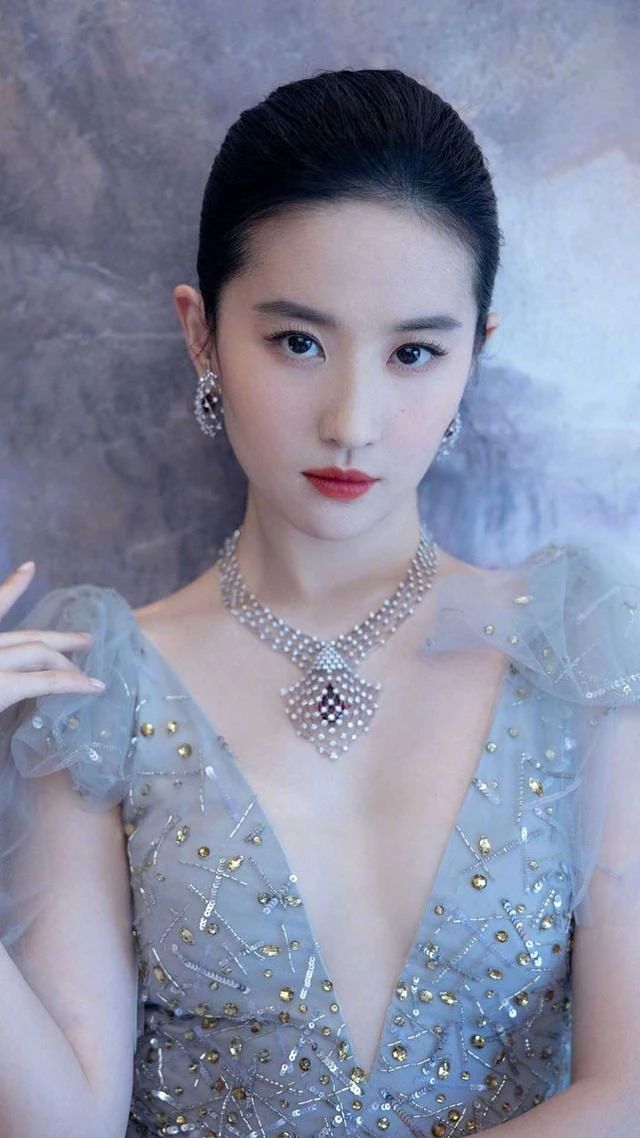 刘亦菲：优雅气质拉满，让人不知不觉沉沦