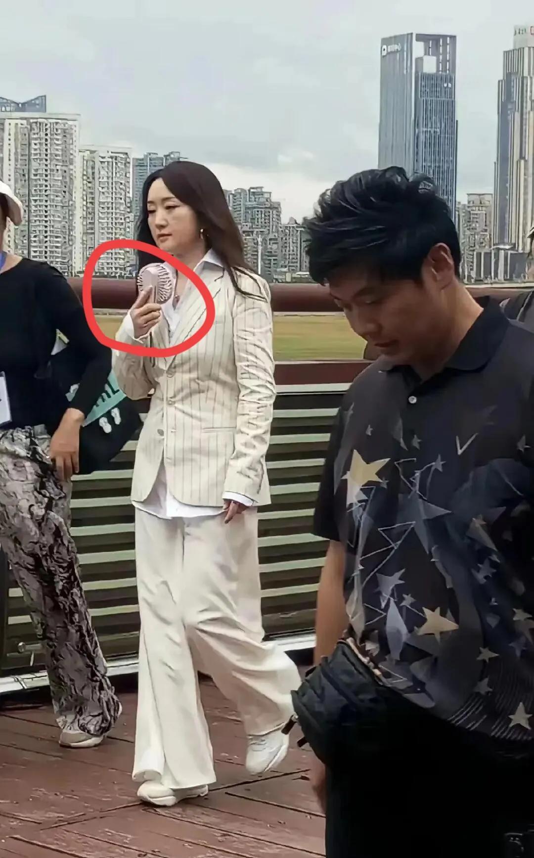 在公园竟然偶遇到了甜歌天后杨钰莹！
真人比电视上还温柔！