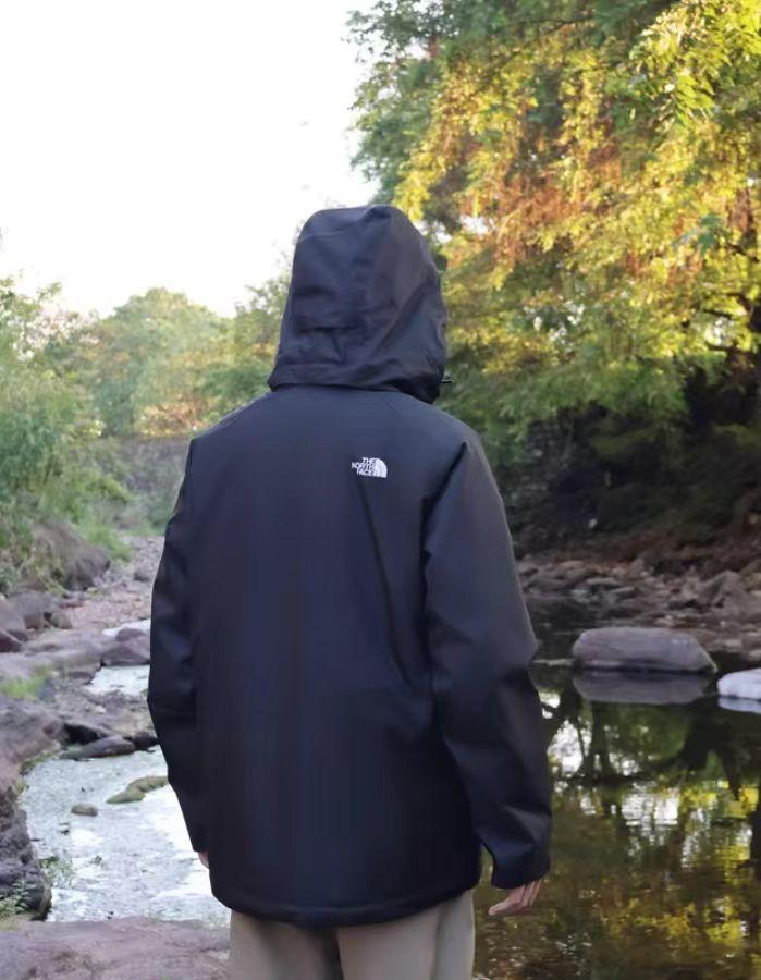 去年秋天跟朋友去徒步，山里的风呼呼刮起，时不时还下起了阵雨。但我身上那件冲锋衣完