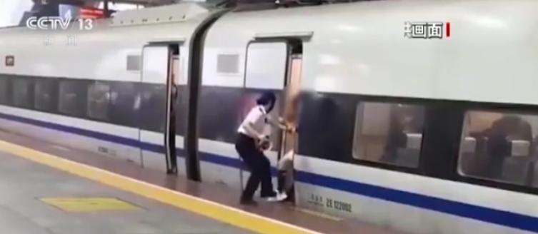 挡高铁车门女子后续来了，让她怕的根本不是罚款，也不是拘留，最让她浑身发抖的处罚，