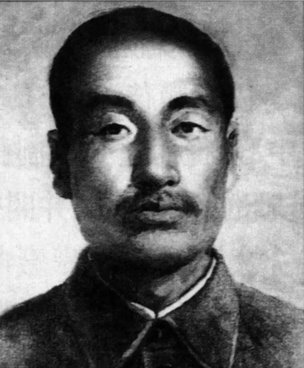 1933年，小个子马夫赵三，对孙朝阳小声说：“团长，我有退敌妙计。”孙朝阳笑道：