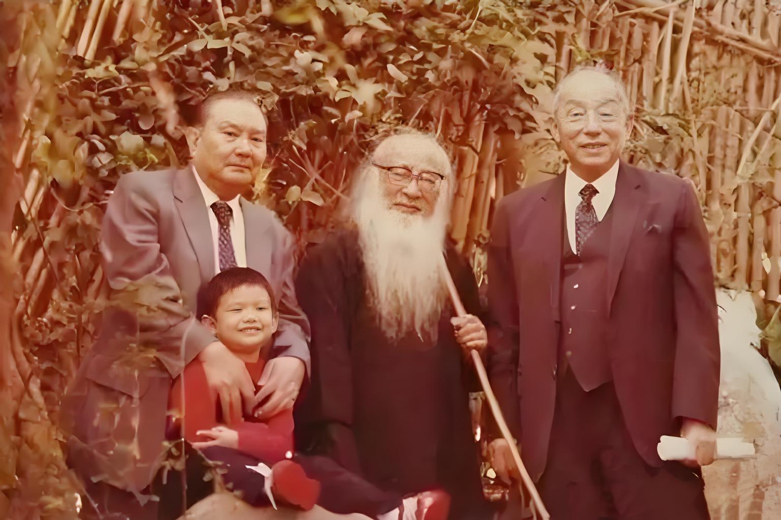 70年代，张学良与张大千的合影照片，当时的张学良依然处于软禁之中，但是相比于之前