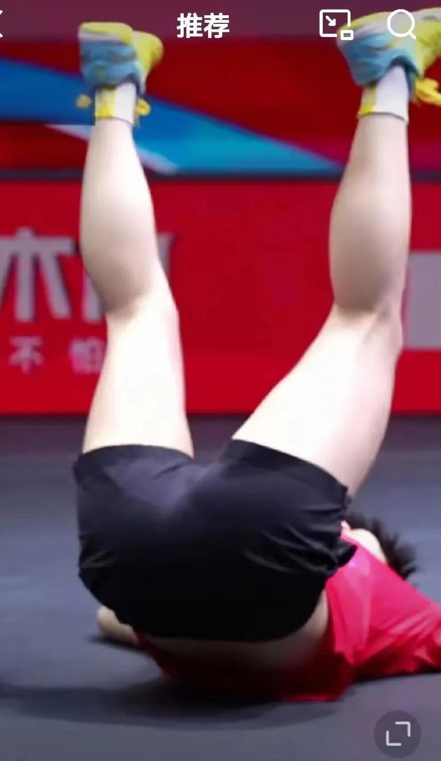 莎莎这个庆祝动作，
又踩着喷子尾巴了！
他们说莎莎太不注意，
一个穿短裤的女孩子