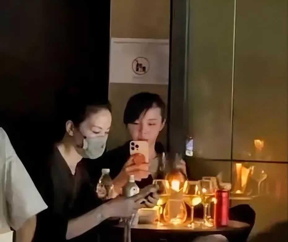 王菲献身谢霆锋演唱会
震惊我的不是她的出场，也不是她所在的位置！而是她的状态！