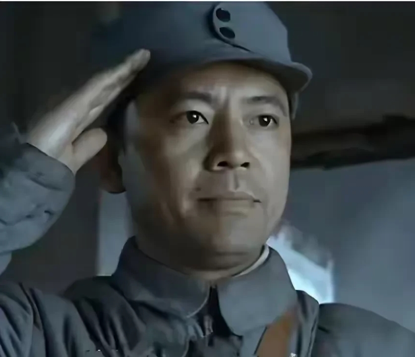 何政军在《亮剑》中塑造的政委形象，虽展现精湛演技，但与真实历史存在明显艺术加工。
