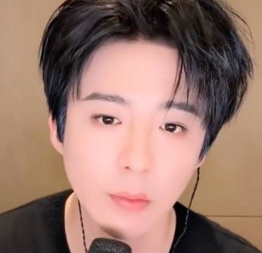 刘宇宁直播遭私生连环骚扰，电话炸屏还堵线下，没边界感真招人烦
 
谁能想到直播好