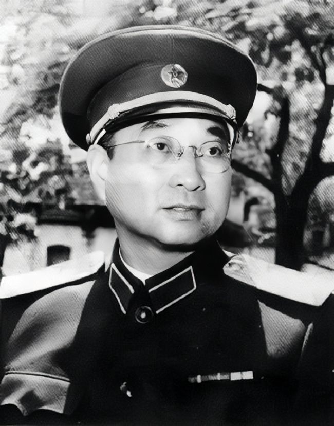 建国后，有一次陈赓和很多高级将领一起去苏联访问，苏联国防部盛情接待，还赠送每人一
