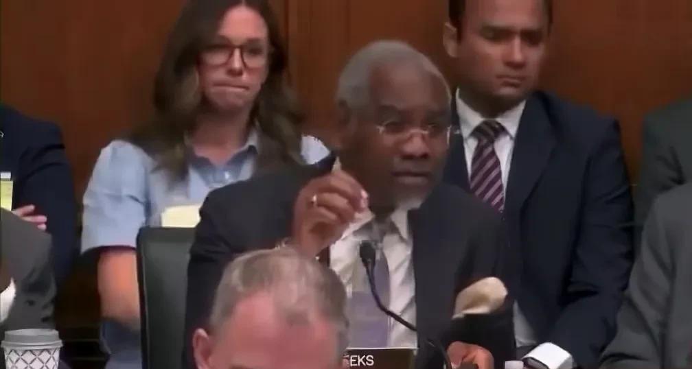 美国财政部长贝森特接受国会质询，众议员米克斯问贝森特：“贸易逆差是否构成国家紧急