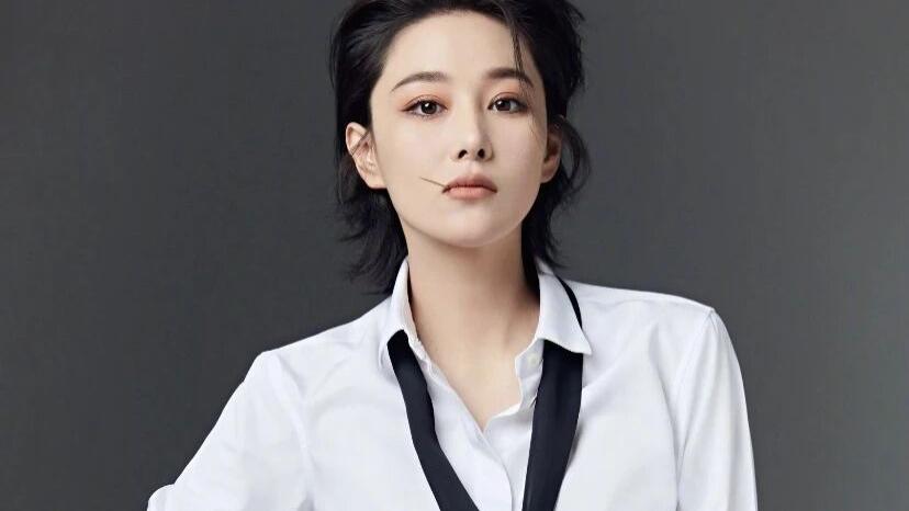 从风口浪尖的争议女星，到岁月静好的军嫂，张馨予的蜕变：藏在穿搭里的人生智慧