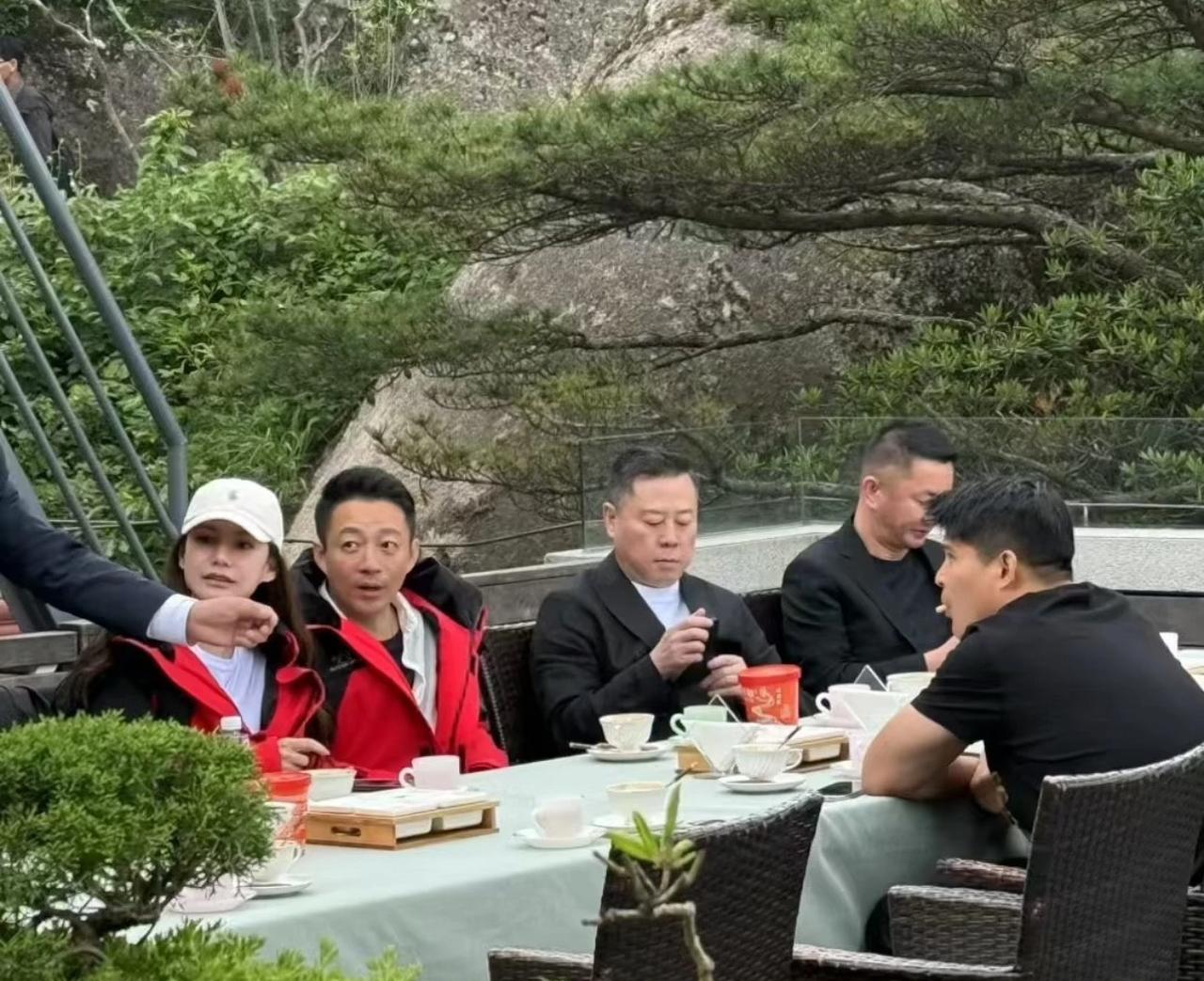 汪小菲前妻去世的时候，他是又哭又雨中漫步的，要死不活的，什么好友说他完全是崩溃状