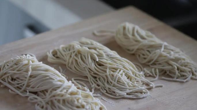 一碗香浇头面：舌尖上的烟火盛宴