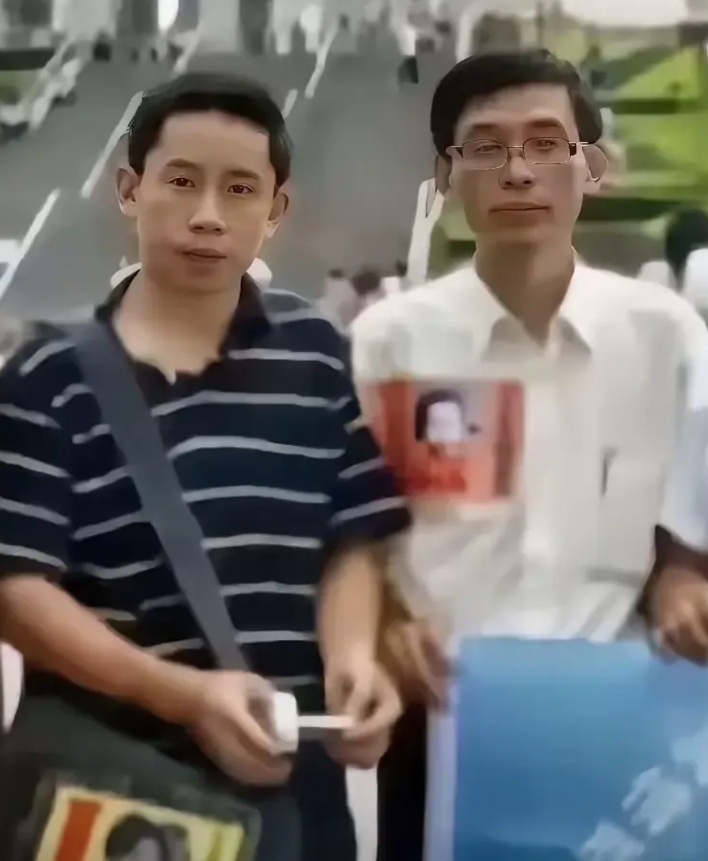 有句话不知道当不当讲。
都说谢浩男遗传了谢岳的头发稀疏。
人家谢岳三十多岁的时候