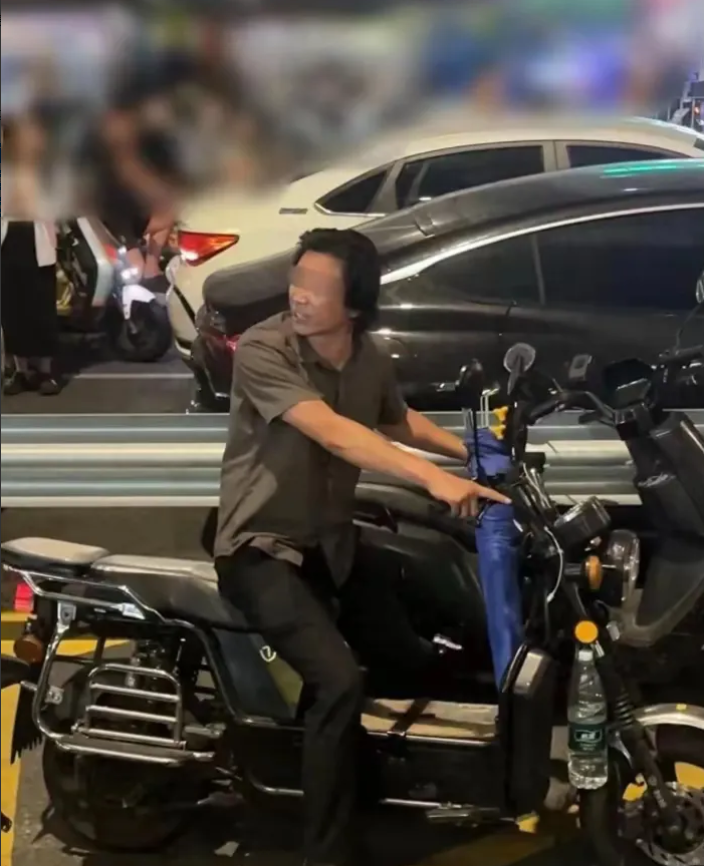 深圳宝安一精神病患者致摩的司机停运：其行为让摩的司机们愤恨不已，直呼 “一粒老鼠