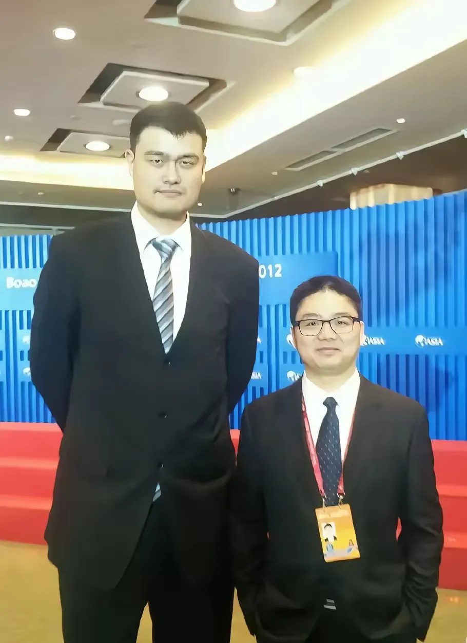 常常有人觉得，一个男人的本事大小与身高有关，可事实并非如此。就拿姚明和刘强东来说
