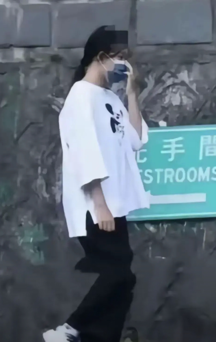 大S走后，小玥儿像是换了个人，她身上完全没有小女孩的青春和活力。

她变得忧郁、