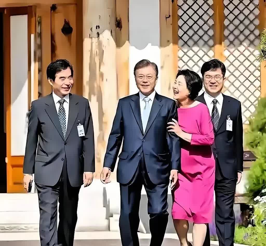 文在寅可以说是韩国的奇迹，当了几年总统，平平安，退休之后，日子还是过得平平安安，