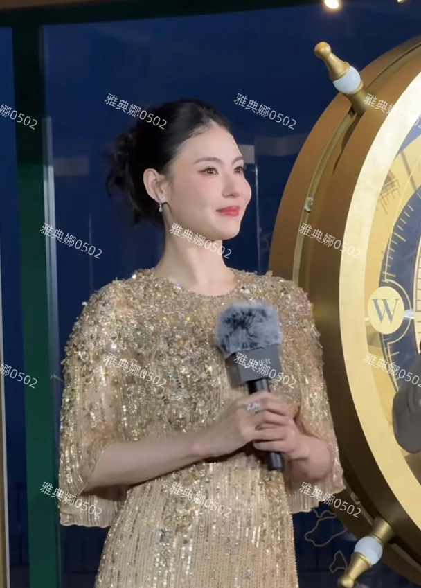 美神降临阿那亚，张柏芝越夜越美丽，被男粉喊养她害羞得连连鞠躬