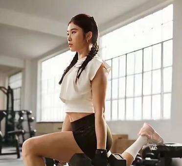 吴燕妮训练真拼，肌肉状态极佳，爆发力无可挑剔，冠军实力就是强！
比她漂亮的，没她