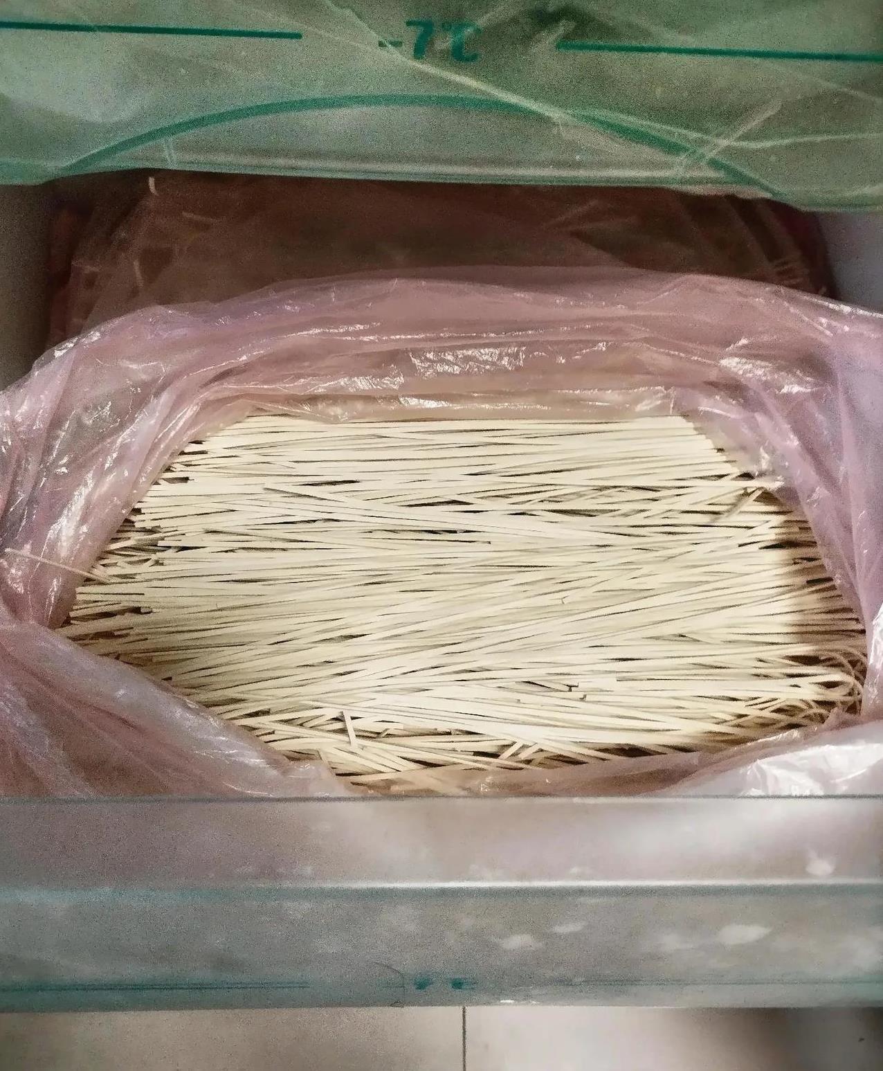 屋里突然发现有小飞蛾，怀疑是什么生虫了，看看米，又看看面，都没问题，花生都放冰箱