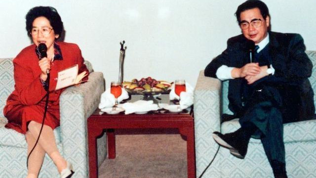 1993年，李鹏总理和夫人朱琳，在北京家中唱卡拉OK，一张罕见留影