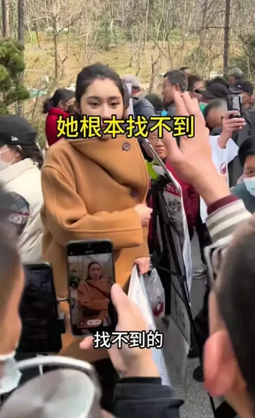 杭州女子奇葩征婚引发热议！

浙江杭州一公园内，32岁、身高1米7的女子举牌相亲