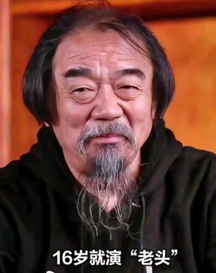 大家还记得这位男演员吗？
他今年72岁，土生土长的山东人，当过18年工人，48岁
