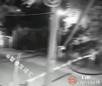 铁道口拍摄的惊险一幕，太吓人了……
护道员：想在这里碰瓷，门都没有，走你[笑哭]