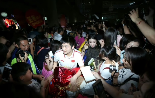 那时人群前簇后涌中小胖的表情变化 ​​​
