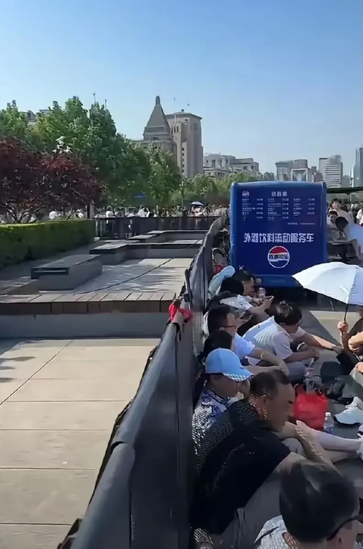 据说五一假期，上海外滩座凳被围起来了！一些游客在外滩累了，便席地而坐。
管理者为