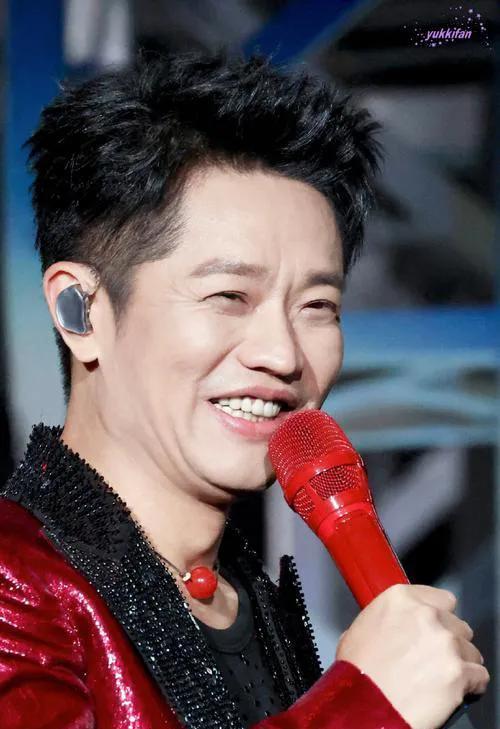 曾毅名下7家公司均注销或被除名
歌手曾毅名下7家企业已全部注销或被除名，引发舆论