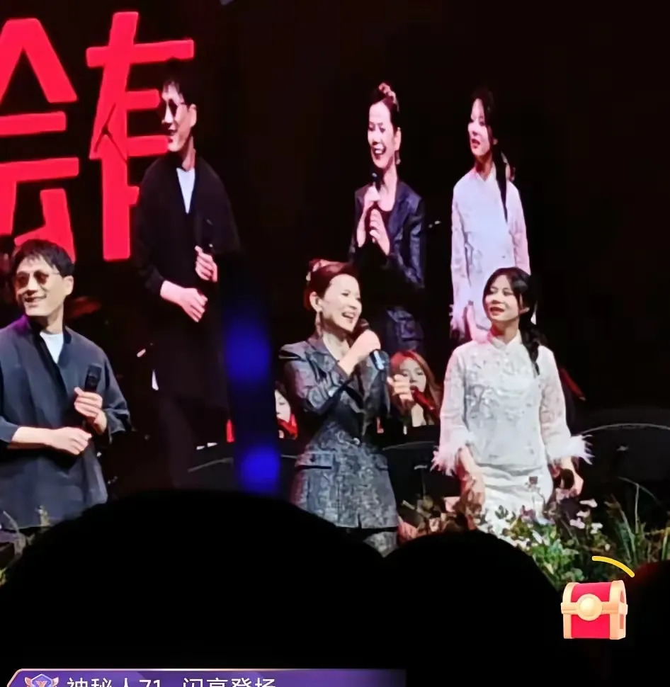 二饼胡拉助阵周冰倩演唱会











什么？抖音顶流主播二饼，居然跑到