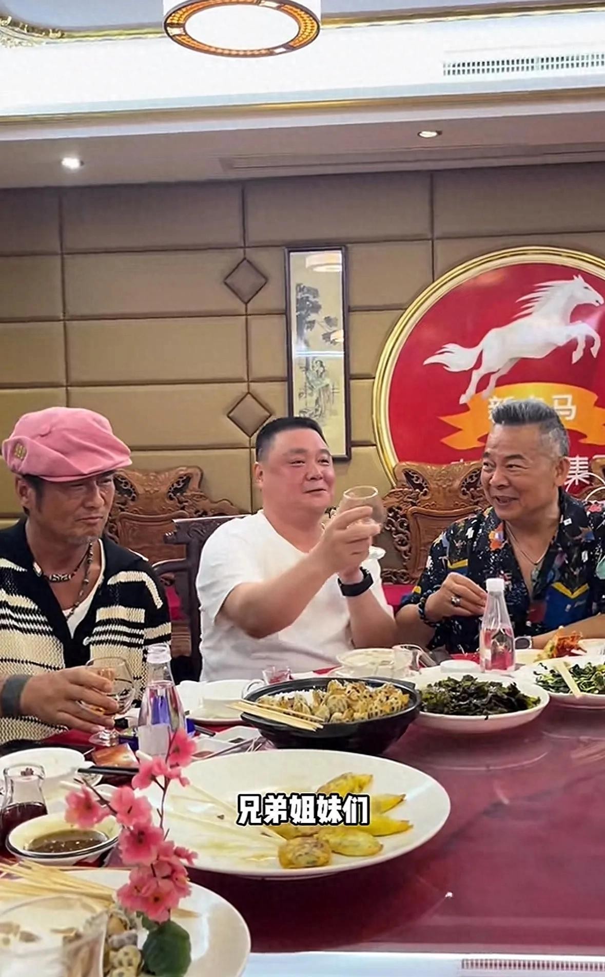 吴毅将孙兴老友饭局曝光！茅台硬菜摆满桌，孙兴强颜欢笑难掩落寞