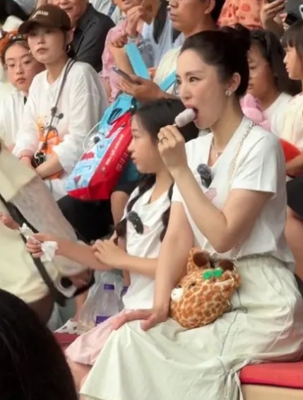 董璇带女儿现身动物园，明星女儿也吃五元一根的淀粉肠吗？