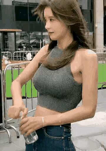 这女人心真善还给路人水喝。