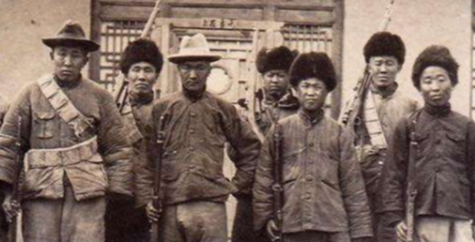 1933年，巨匪刘黑七路过河北霸县时，一声令下，匪徒们开始了一场惊世骇俗的复仇行