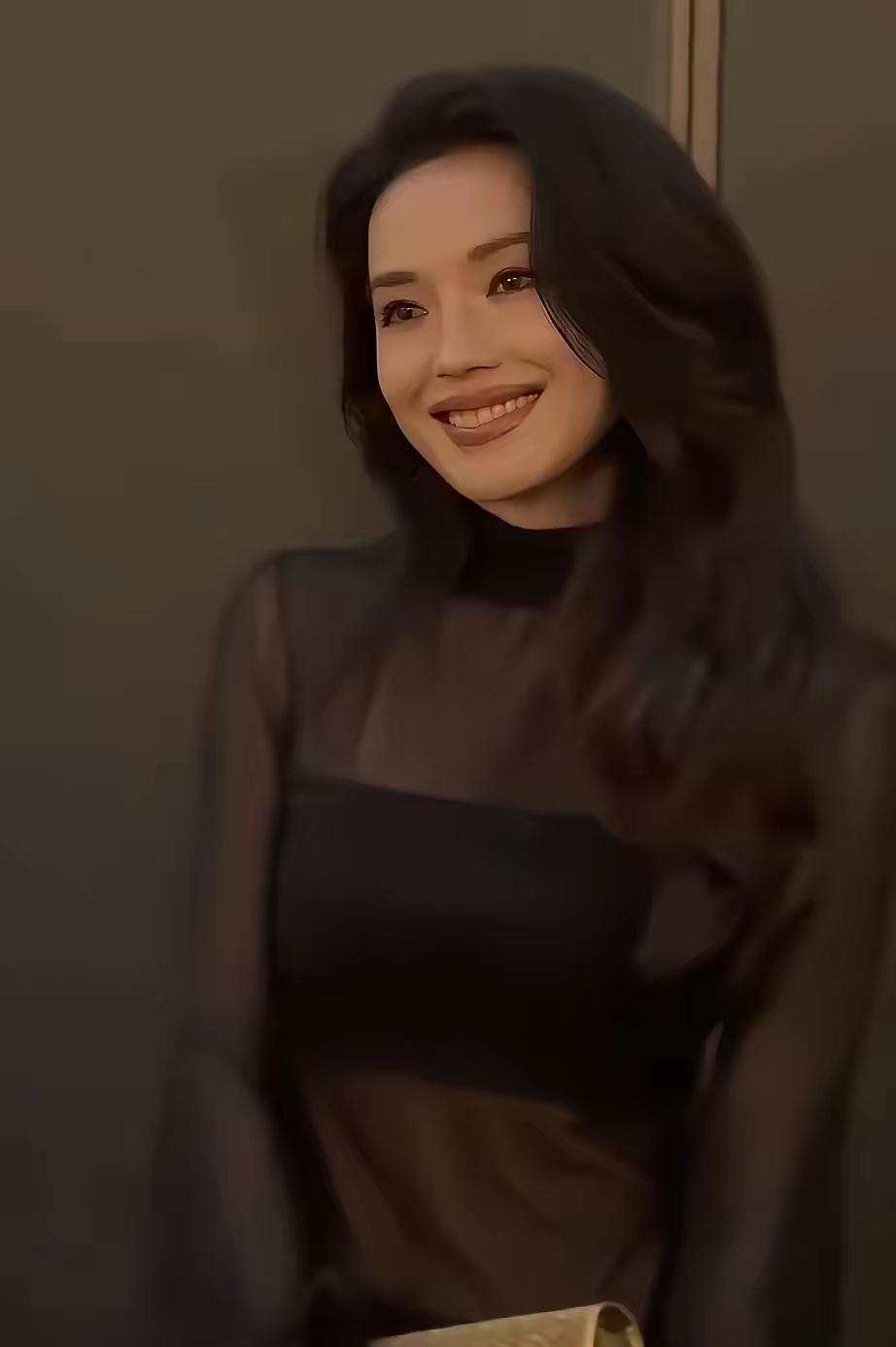 小梅嫁给小汪总后衣服穿的越来越大牌了，看看明星同款同一个牌子的。
她穿起来和大明