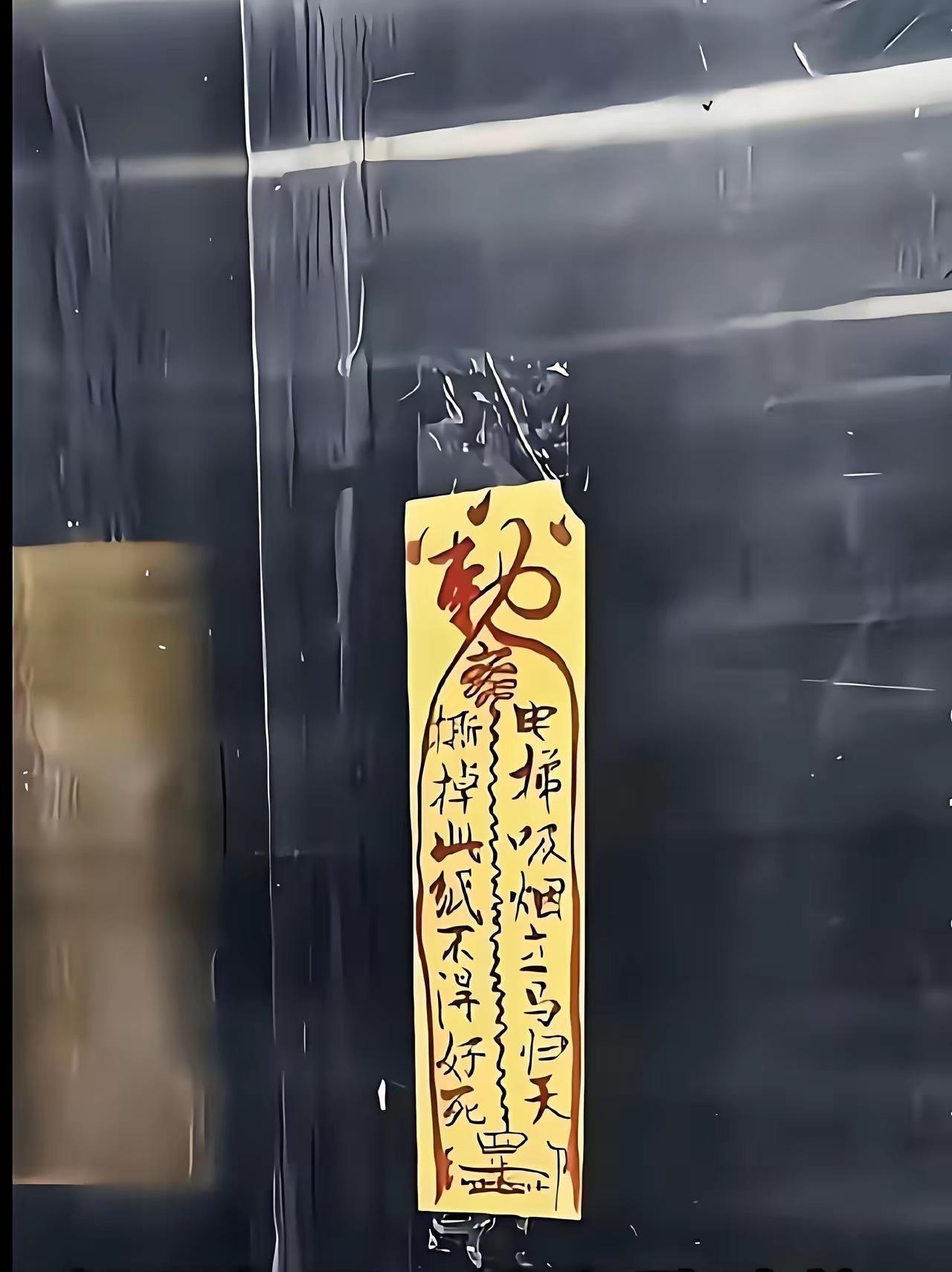 一张黄纸，竟让整栋楼都守规矩了。五年过去，都没人动手去撕掉它……
小区电梯里抽烟