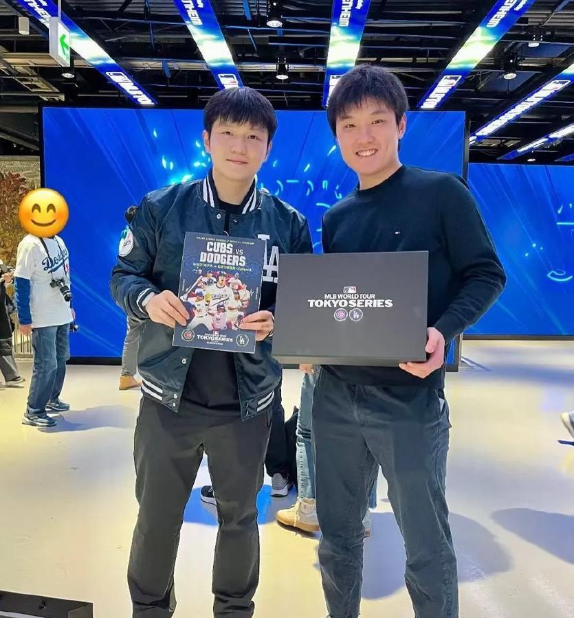 樊振东去了樱花国，见到张本智和送了礼物
他们上一次见面或许是在巴黎奥运会吧，虽然